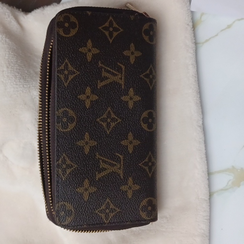 Louis vuitton  Double zipper please chek the picture only one zipper no workin